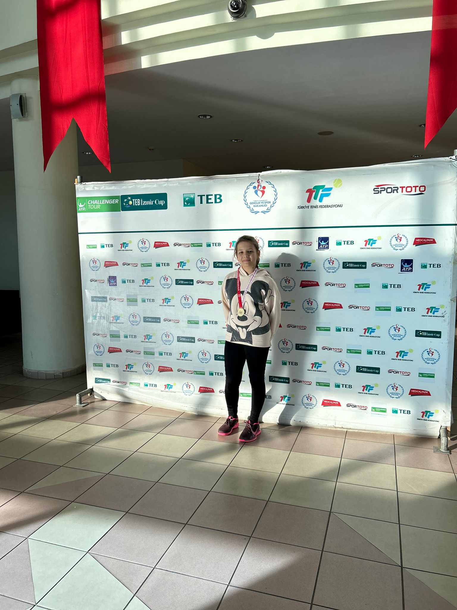 Öğrencimiz İpek Çavuşoğlu Tenis’de İzmir şampiyonu oldu